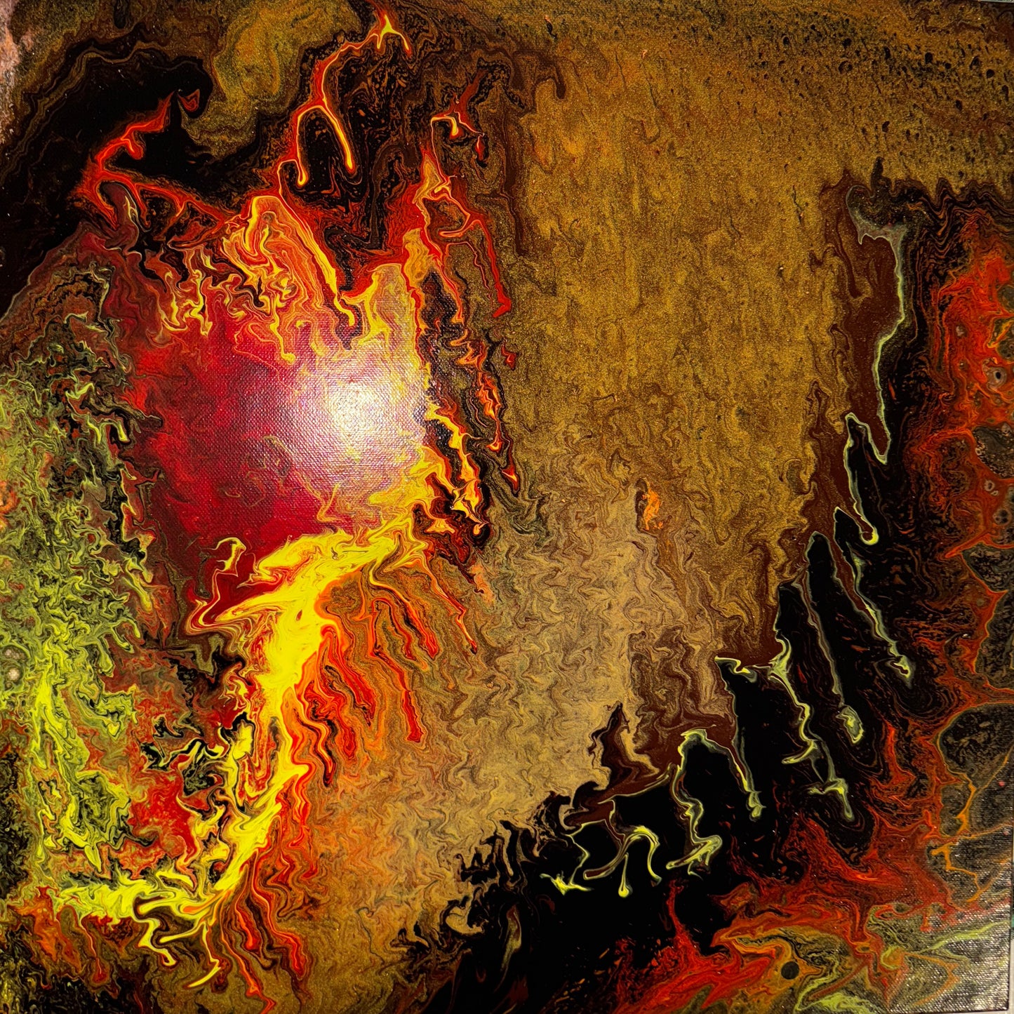Volcano Gold (50 × 50 cm)